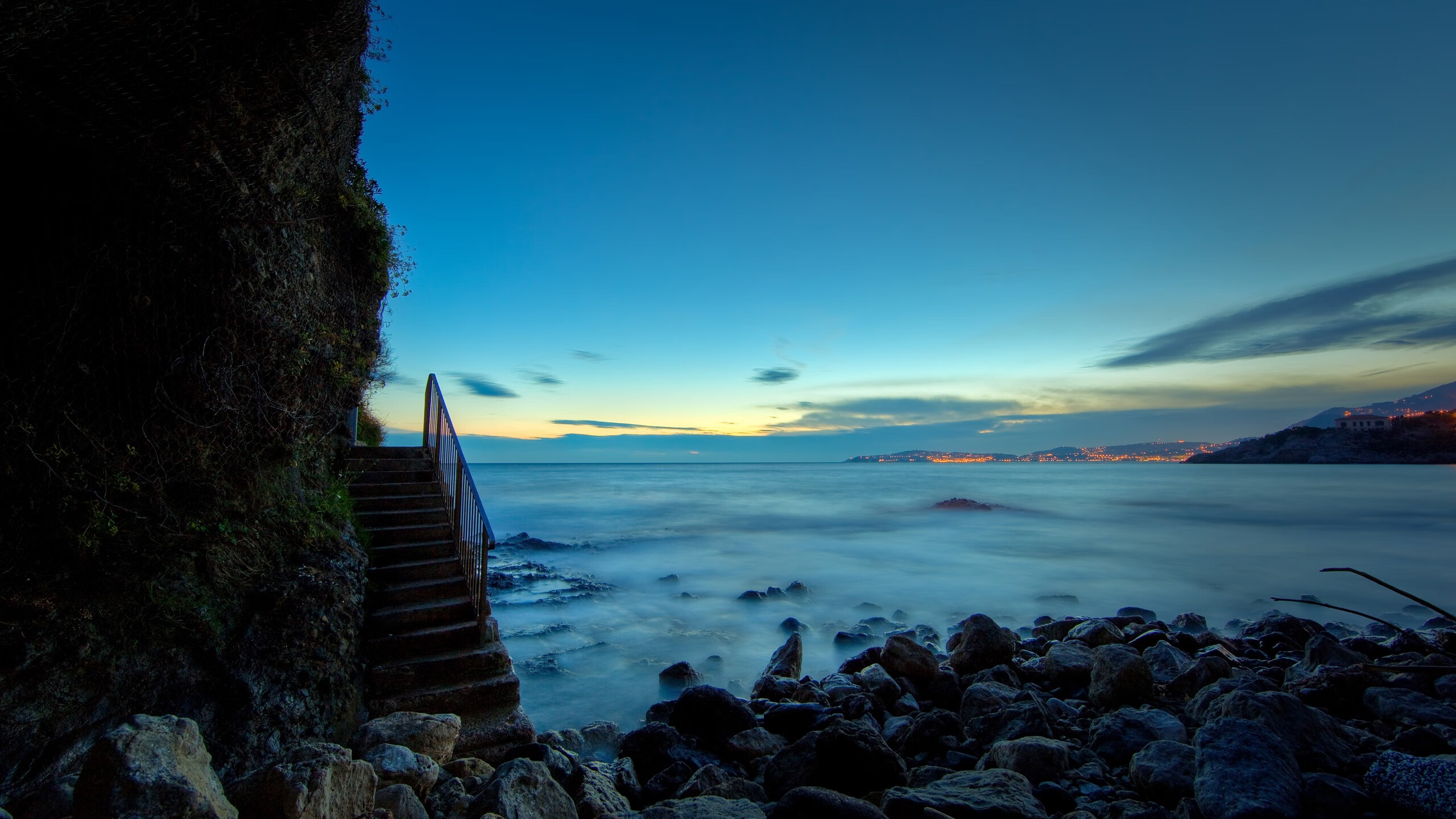 球员斗志昂扬,女足比赛赛场激情万丈,足球赛女足