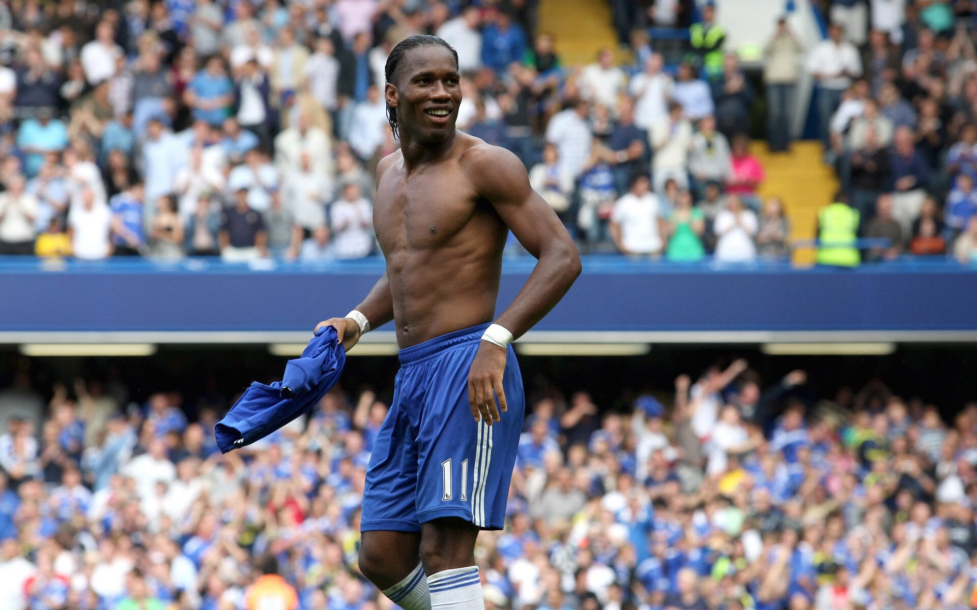 足球教练战术布置备受关注，足球教练考虑到对手阵型