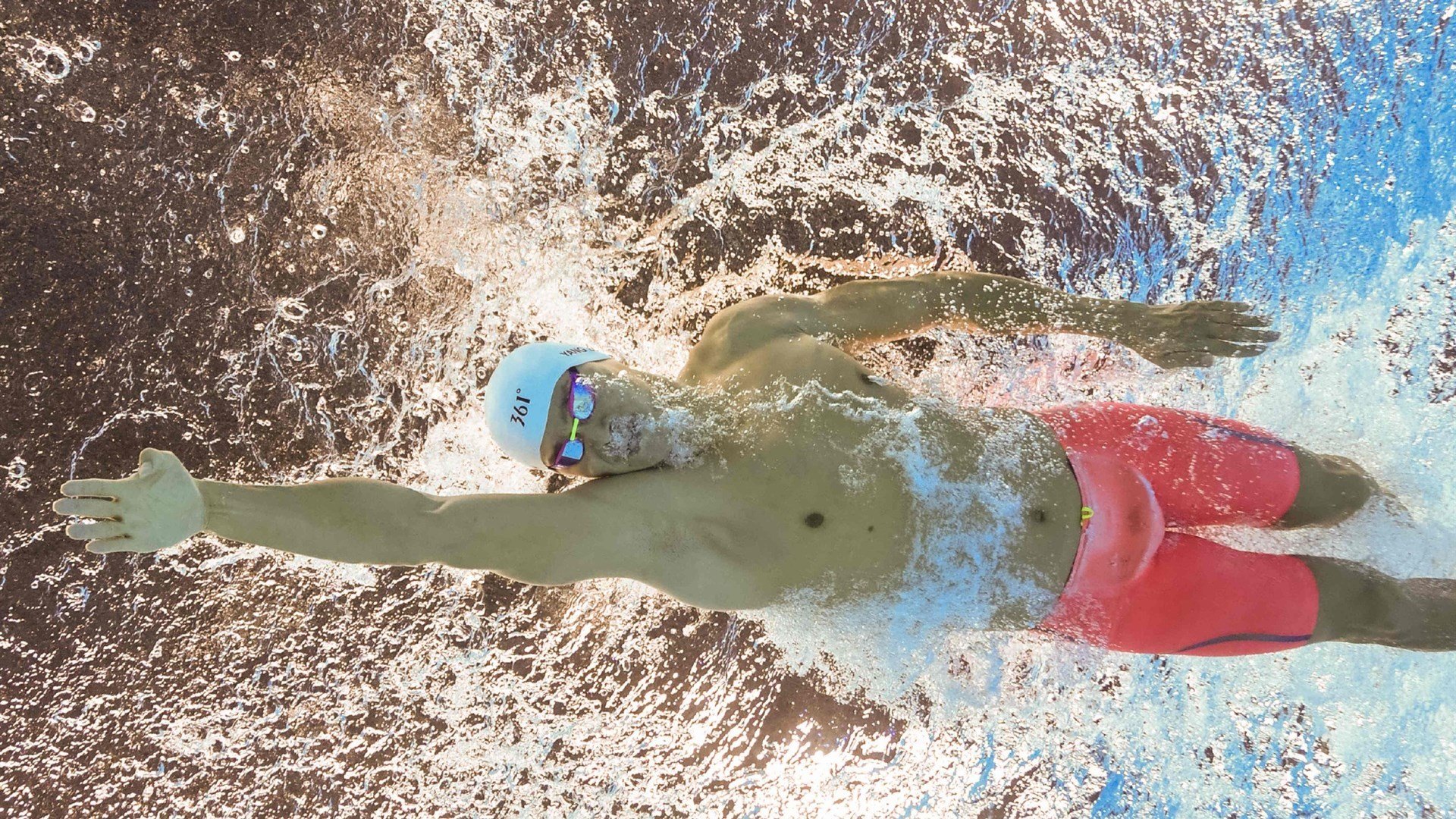 高原马拉松吸引国内外专业选手参赛,马拉松高原训练的利与弊和原则